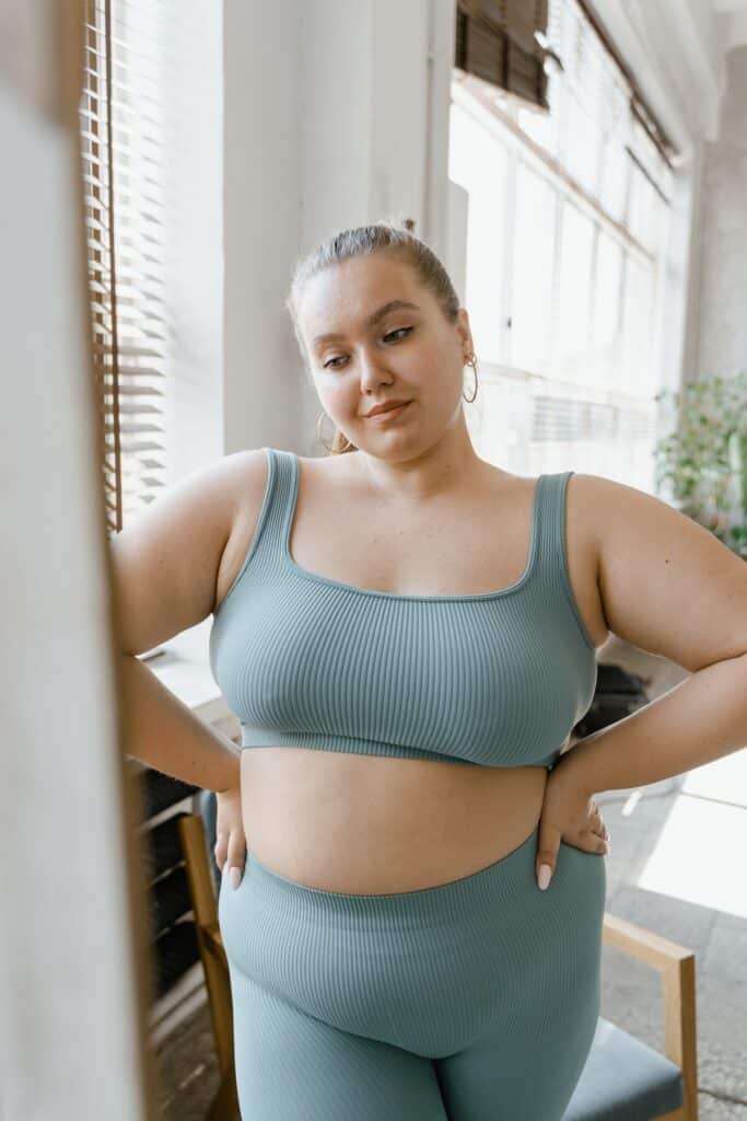Bralettes für vollbusige Babes: Können sie sie tragen? 4 Woman in Teal Sports Bra and Brown Leggings